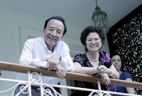 Nhạc sĩ Tạ Đắc (trái) bên người vợ yêu dấu của ông là nghệ sĩ Kim Chi. Ảnh: Thoại Hà