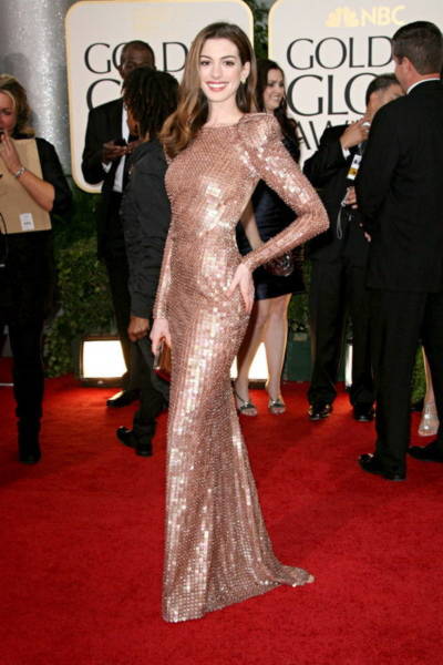 Anne Hathaway quyến rũ trong bộ váy dạ hội của Giorgio Armani tại lễ trao giải Quả cầu vàng hôm 16/1. Ảnh: WEN.