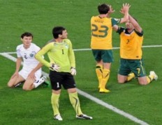 Australia vào chung kết Asian Cup sau cơn mưa bàn thắng