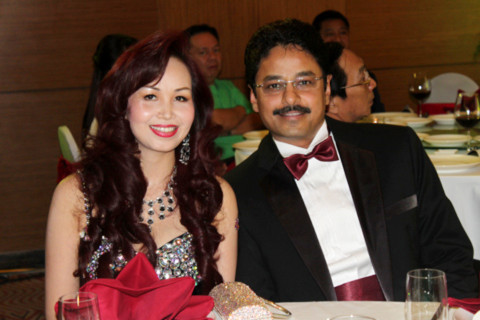 0629: Hoa hậu Diệu Hoa - người bạn thân thiết của Kim Hồng cũng xuất hiện cùng chồng là doanh nhân người Ấn Độ.