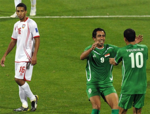Tuyển Iraq (áo xanh) chưa tái hiện được hình ảnh mạnh mẽ của một nhà vô địch tại Asian Cup 20111.