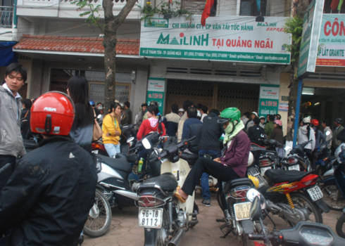 Chen lấn mua vé xe vào Nam sau Tết tại trụ sở chi nhánh hãng xe Mai Linh ở Quảng Ngãi sáng 26/1. Ảnh: Trí Tín