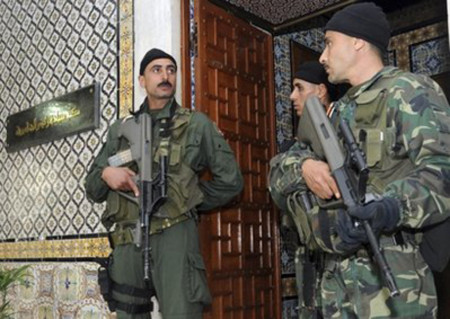 Binh lính canh gác trước Văn phòng tổng thống Tunisia tại thủ đô Tunis hôm 17/1. Ảnh: AP.