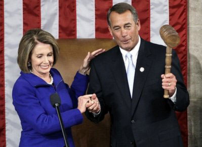 Bà Nancy Pelosy chuyển giao chiếc búa, biểu tượng lãnh đạo Hạ viện Mỹ, cho ông John Boehner. Ảnh: AP