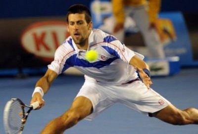 Djokovic đánh trả bóng trong trận tứ kết.