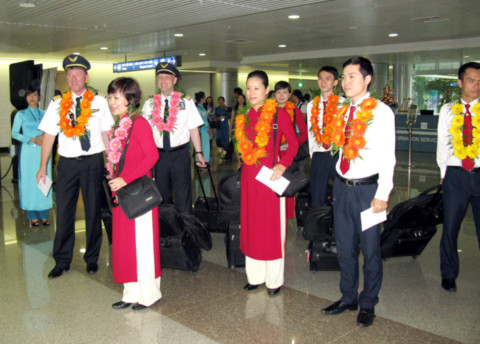 Những thành viên trong phi hành đoàn của chuyến bay đầu tiên trong năm cũng nhận được hoa và quà của lãnh đạo ngành du lịch.