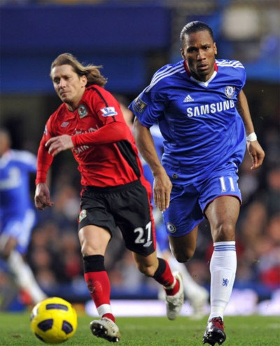 Drogba (áo xanh) muốn Chelsea tập trung giải quyết từng trận đấu một để dứt khỏi cuộc khủng hoảng đeo bám đội gần đây. Ảnh: AFP.