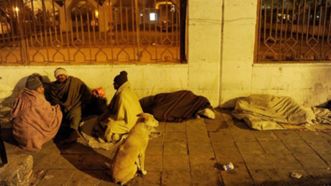 Những người vô gia cư Ấn Độ ngủ co quắp trên hè phố New Delhi. Nhiệt độ nơi này hôm qua xuống mức thấp kỷ lục trong 40 năm qua, ở mức 3 độ C.