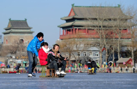 Người dân Bắc Kinh dùng xe trượt bằng gỗ chơi trên mặt hồ Shichahai đóng băng ở trung tâm thủ đô. Mùa đông năm nay, miền bắc Trung Quốc tương đối bình thường, nhưng nhiệt độ ở miền trung và nam xuống rất thấp khiến chính phủ phải sơ tán hơn 58.000 dân.