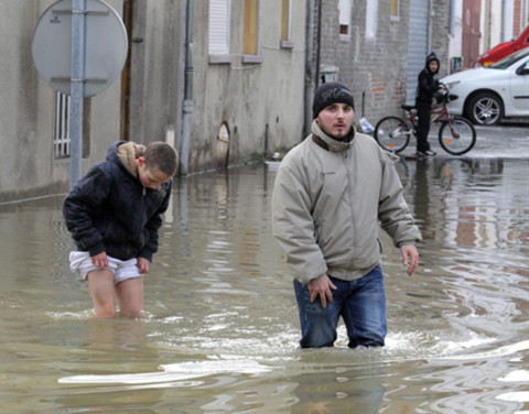 Lụt ở thành phố La Fere, miền bắc nước Pháp, do con sông trong vùng tràn bờ trong mùa mưa nhiều.