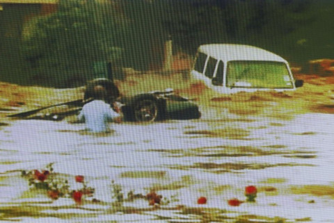 Một nhân viên cứu hộ cố bơi ra chỗ một xe hơi đang gặp nạn trong nước lũ dữ dằn ở Australia. Những cơn mưa như thác đổ dồn dập xuống bang Queensland, có nơi đến 300 mm một ngày, nhấn chìm và cuốn trôi nhiều cầu, đường sá. Ít nhất 70 người mất tích trong lũ ở Australia.