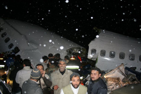 Thời tiết xấu là nguyên nhân khiến phi cơ chở khách của Iran vỡ tan làm nhiều mảnh khi cố hạ cánh hôm kia. Ít nhất 77 người thiệt mạng trong thảm kịch hàng không này.