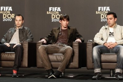 Bộ ba ngôi sao của Barca. Từ trái qua là Iniesta, Messi và Xavi.