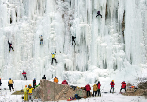Người dân thi trèo lên vách núi làm bằng băng ở Bắc Kinh, Trung Quốc. Ảnh: Rex Features.