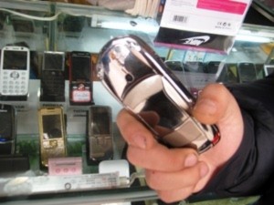 Một trong những chiếc điện thoại giá rẻ được quảng cáo xách tay chính hãng nước ngoài. Ảnh: TTXVN