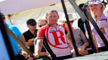 Lance Armstrong mờ nhạt trong ngày giã từ đường đua