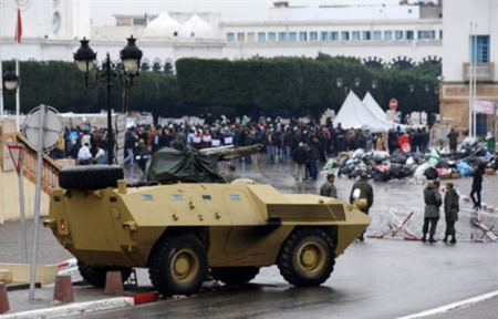 ũe bọc thép vẫn hiện hữu trên đường phố Tunisia sau biến cố. Ảnh: AFP