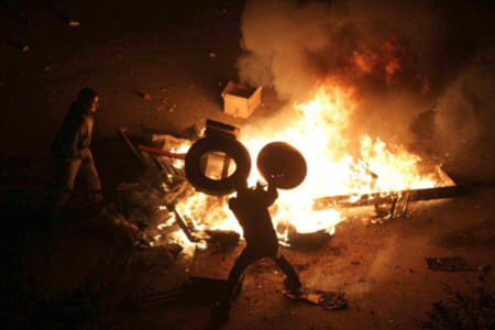 Người biểu tình Ai Cập đốt phá ở Suez, phía đông Cairo, đòi tổng thống từ chức. Ảnh: AFP