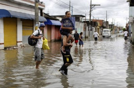 Người dân sơ tán vì nước lũ tại thành phố Sao Paolo. Ảnh: AP.