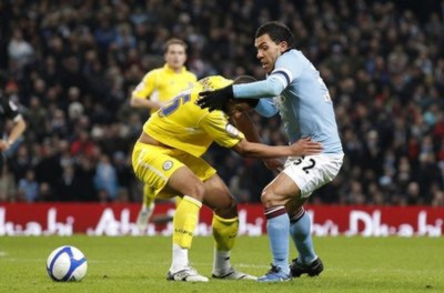 Tevez (áo xanh) không thể thiếu trong mọi trận đấu của Man City.