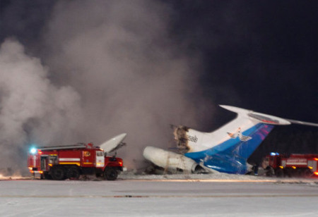 Máy bay bốc cháy rồi phát nổ, chỉ còn phần đuôi nằm trên đường băng. Ảnh: Ria Novosti.