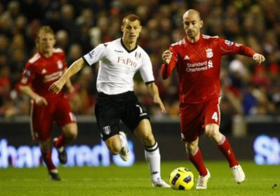Meireles (áo đỏ) đang ngày càng có vai trò tích cực trong lối chơi của Liverpool.
