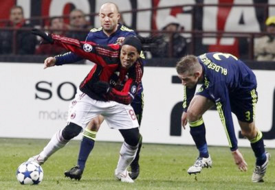 Ronaldinho (áo sọc đỏ đen) đã thi đấu được 10 năm tại châu Âu