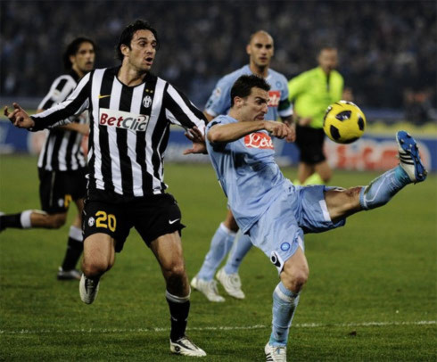 Sự hiện diện của Luca Toni chưa thể giúp Juventus chặn đà tụt dốc sau kỳ nghỉ đông. Ảnh: AFP.