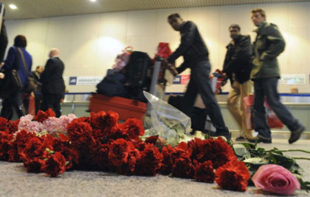 Hoa tưởng niệm các nạn nhân tại sân bay Domodedovo. Ảnh: AFP