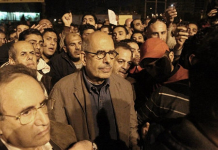 Cựu tổng giám đốc Cơ quan Năng lượng Nguyên tử Quốc tế, ông Mohamed ElBaradei, tham gia cuộc biểu tình tại quảng trường Tahrir tối 30/1. Ảnh: AFP.