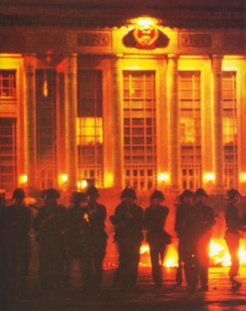Tiananmen1 4h sáng, ngày 4/6/1989, Bắc Kinh: Quân lính tràn ra từ Đại Lễ đường Nhân dân, với súng nhắm thẳng vào sinh viên đứng dưới tượng đài Anh hùng. Những người lính khai hỏa trước khi họ tiến tới. Trong bức ảnh, tia sáng lóe lên từ họng súng của một quân nhân được nhìn thấy rất rõ ràng (Đại Kỷ Nguyên)