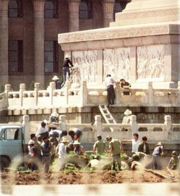 Tiananmen12 Ngày 15 tháng Sáu: Công nhân thành phố Bắc Kinh lau dọn Tượng đài Liệt Sĩ trên quảng trường Thiên An Môn. Tượng đài Liệt Sĩ là một điểm tụ tập của sinh viên trong cuộc biểu tình (Đại Kỷ Nguyên).