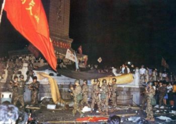 Tiananmen3 5h sáng ngày 4 tháng Sáu, Bắc Kinh: Bộ đội đặc công trong bộ quân phục ngụy trang ở dưới tượng đài Anh hùng để đánh đuổi các sinh viên (Đại Kỷ Nguyên).