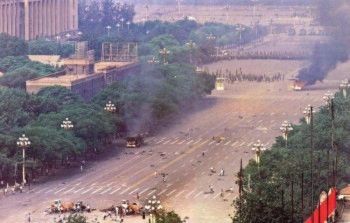 Tiananmen5 Ngày 04 tháng Sáu: Ở đâu có áp bức, ở đó có đấu tranh. Buổi sáng ngày 04 tháng Sáu năm 1989, những quân nhân vẫn tiếp tục bắn giết trên Đại lộ Trường An. Các công dân Bắc Kinh đã dũng cảm chống lại. Bức ảnh cho thấy những người bị thương nằm trên Đại lộ Trường An và những người khác đang giúp đỡ những người bị thương (Đại Kỷ Nguyên).