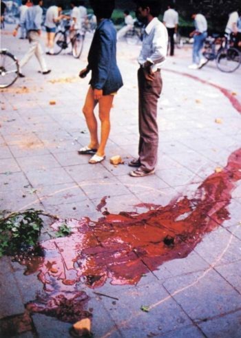 Tiananmen6 Ngày 04 tháng Sáu năm 1989: Đường phố Bắc Kinh nhuộm đầy các vết máu trong ngày 04 tháng Sáu (Đại Kỷ Nguyên).