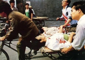 Tiananmen7 Ngày 04 tháng Sáu: Một người đạp xe ba bánh với sự trợ giúp của những người xung quanh đang vội vã đưa những người bị thương tới một bệnh viện gần đó. Những người lính tiếp tục bắn hàng trăm loạt đạn vào đám đông đang tụ tập bên ngoài quảng trường Thiên An Môn (Đại Kỷ Nguyên).