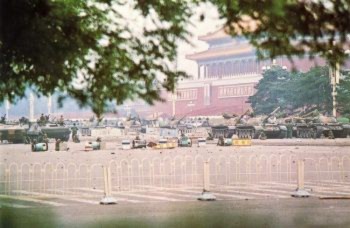 Tiananmen9 Ngày 07 tháng Sáu: Đám đông dân chúng Bắc Kinh tò mò tụ tập lại để xem vũ khí hạng nặng trên quảng trường Thiên An Môn (Đại Kỷ Nguyên).