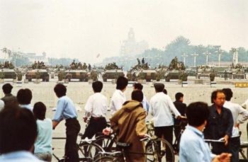 Tiananmen10 Ngày 07 tháng Sáu: Đám đông dân chúng Bắc Kinh tò mò tụ tập lại để xem vũ khí hạng nặng trên quảng trường Thiên An Môn (Đại Kỷ Nguyên).