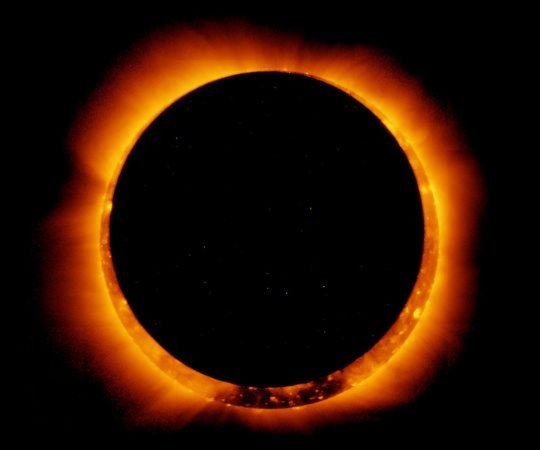 Mặt trăng gần như che lấp hoàn toàn Mặt trời khi hiện tượng nhật thực một phần diễn ra vào ngày 4/1 vừa qua. Hình ảnh tuyệt đẹp này được ghi lại bởi vệ tinh Hinode của Nhật Bản.