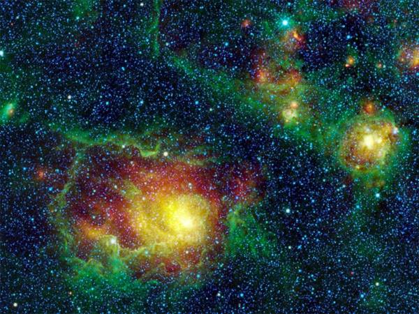 Hình ảnh huyền ảo của tinh vân Lagoon được ghi lại bởi kính viễn vọng WISE của NASA và được công bố hôm 6/1 vừa qua,. Tinh vân này cách Trái đất  của chúng ta hàng trăm năm ánh sáng.