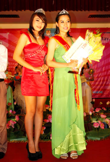 Hoa khôi 2009 và Hoa khôi 2010 đọ sắc.