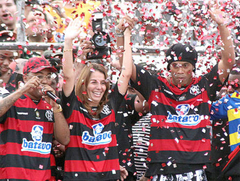 Chưa có ngôi sao nào được chào đón tưng bừng ở Flamengo như Ronaldinho. Ảnh: O'Globo.
