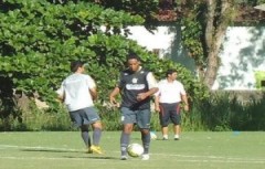 Ronaldinho trình diễn cú sút xoáy lạ mắt