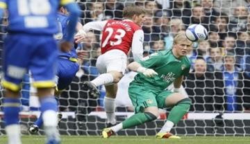 Schmeichel con trổ tài phá bóng như Schmeichel bố