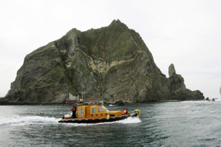 Tàu tuần tra của Hàn Quốc gần hòn đảo