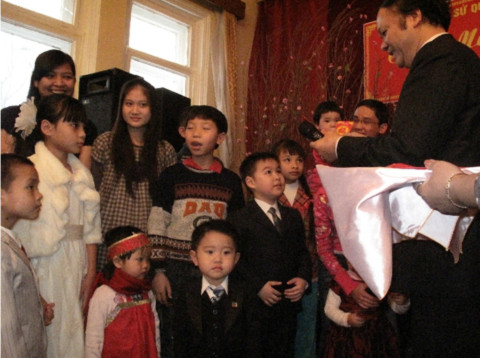 Đại sứ Việt Nam tại Nga Bùi Đình Dĩnh trao lì xì mừng tuổi cho các cháu nhỏ tết Canh Dần.