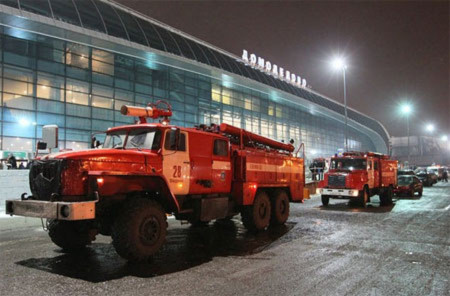 Xe cứu hoả và cứu thương bên ngoài sân bay Domodedovo sau vụ nổ. Ảnh: EPA