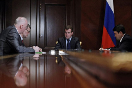 Tổng thống Nga Dmitry Medvedev triệu tập cuộc họp khẩn sau vụ khủng bố. Ảnh: AFP