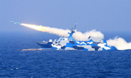 Tên lửa của hải quân Trung Quốc trong một cuộc tập trận năm 2010. Ảnh: Xinhua.