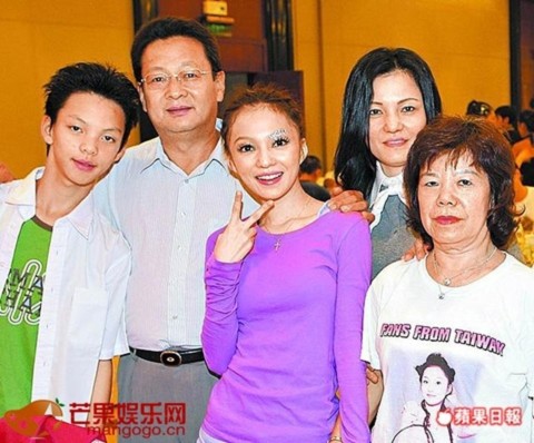 Trương Thiều Hàm (ở giữa) cùng với bà (ngoài cùng bên phải), bố mẹ và em trai. Ảnh: sdchina.